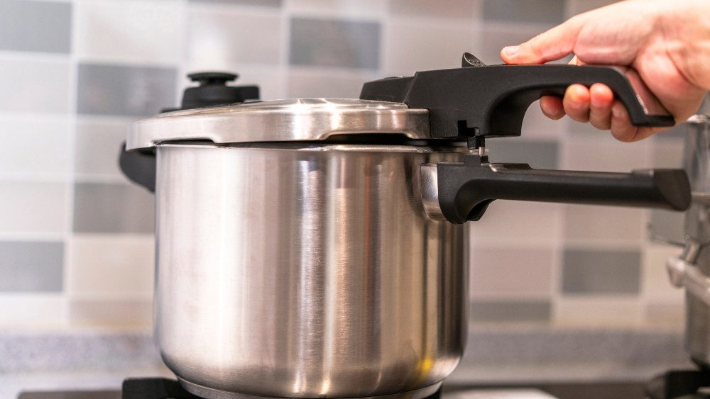 steps to use a manual pressure cooker