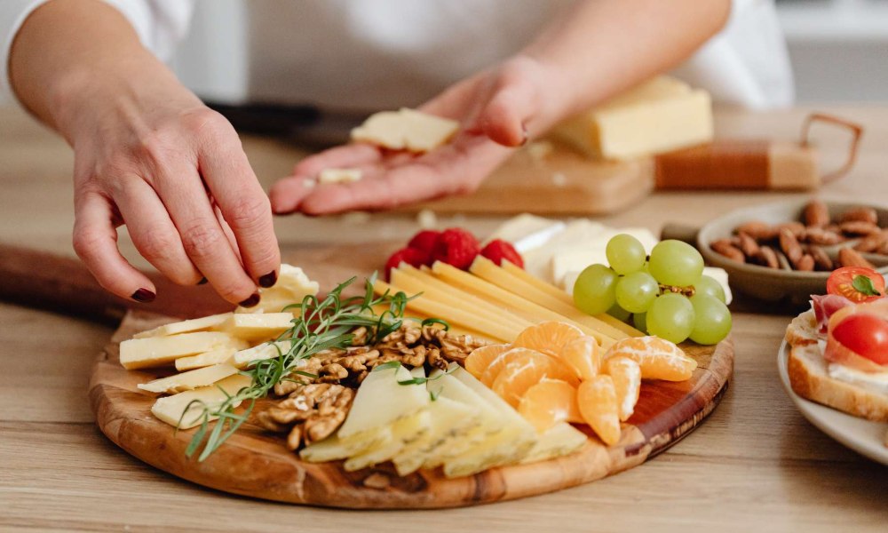 the evolution of charcuterie crackers: a flavorful journey
